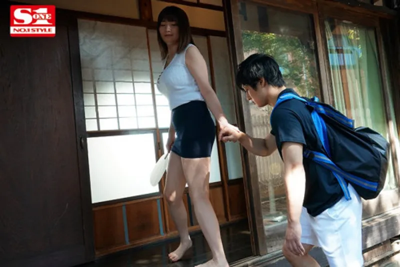 Anh chàng dâm đãng cậu bé khi nhìn trộm em họ địt trộm với chồng