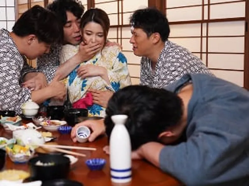 đưa vợ đi suối nước nóng, người chồng không biết vợ yêu bị người khác nện sấp mặt