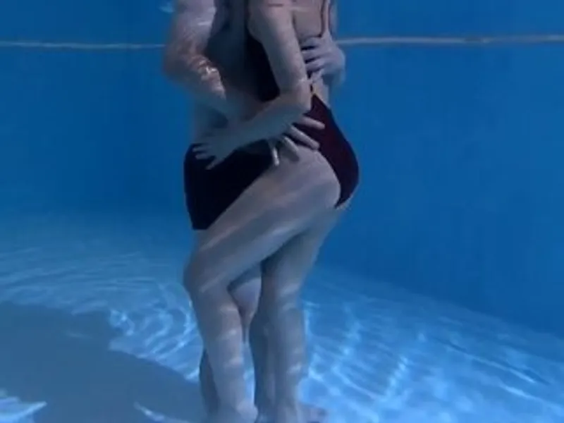 ông xã lạnh nhạt, vợ yêu "đi ngoài" với hlv dạy bơi