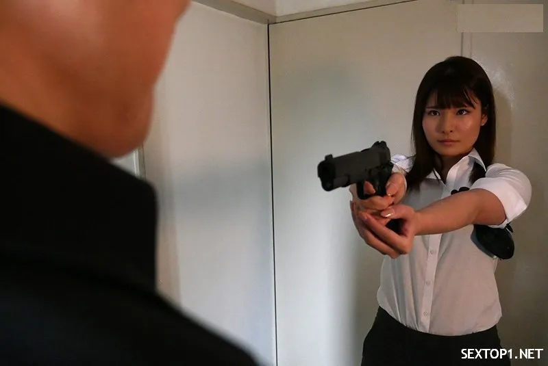 Nữ cai ngục bị tù nhân ép quan hệ tập thể