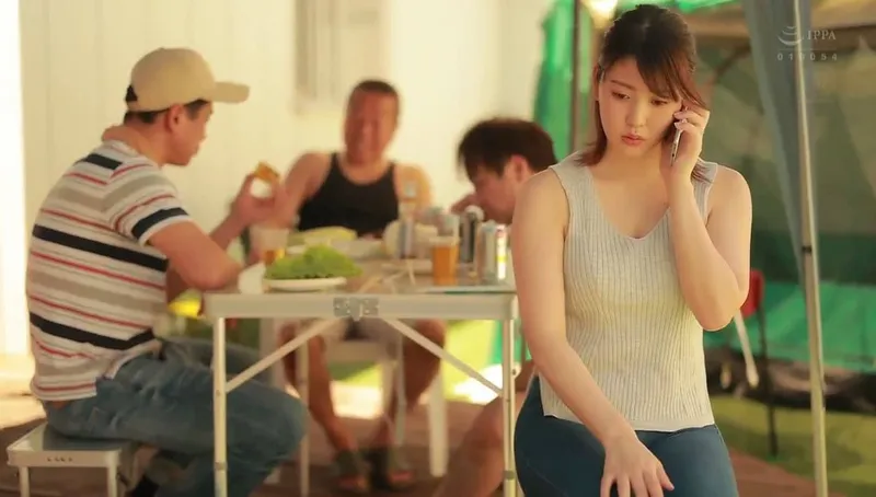 Anh xã khờ để người vợ tham gia sự kiện cắm trại với mấy gã nhà kề bên và cái kết