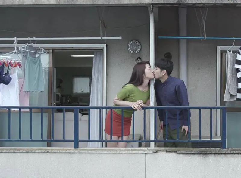 Tiếng rên của chị cạnh bên nhà cạnh bên và cậu thanh niên được lái máy bay