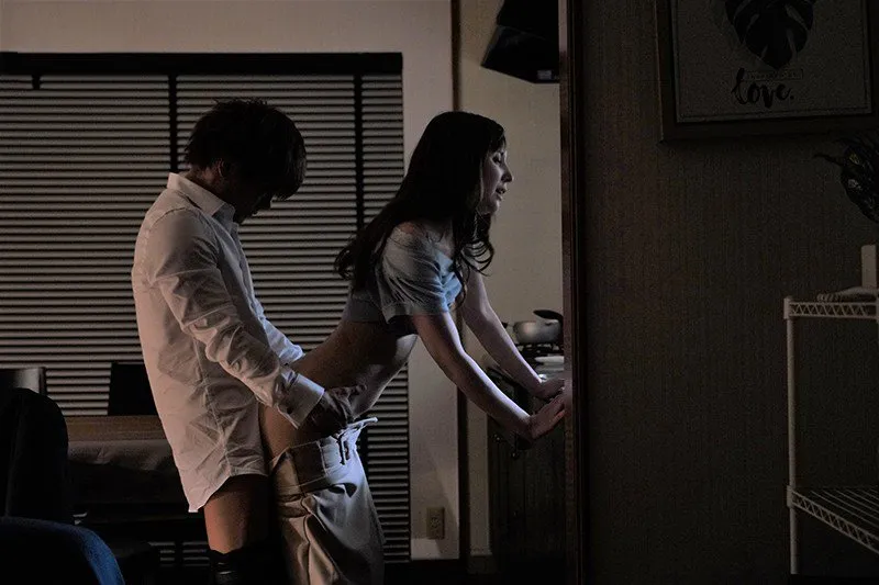 Cấp trên đi công chuyện, cậu nhân viên đến nhà phang Cô vợ ông ấy