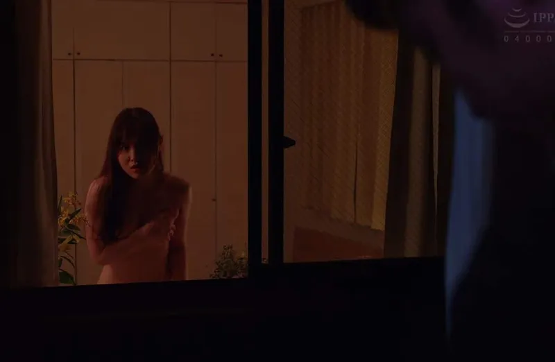 Cô hàng xóm chồng ông chồng nhà bên thường xuyên thay đồ ở ngay cửa sổ