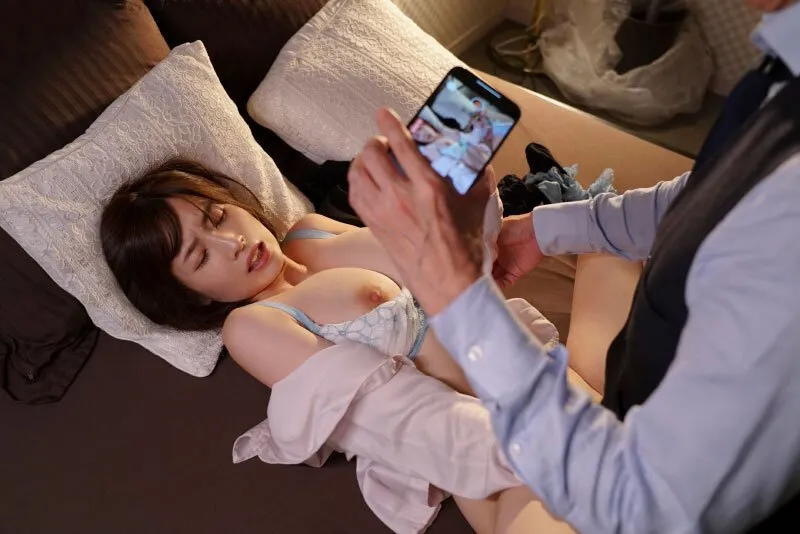 Quản lý chuốc thuốc em thư ký bắt nắc cả đêm khi đi công chuyện xa