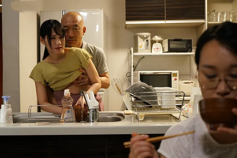 Chồng yêu nện con gái riêng của bà xã khi biết bà xã không thể sinh con cho mình